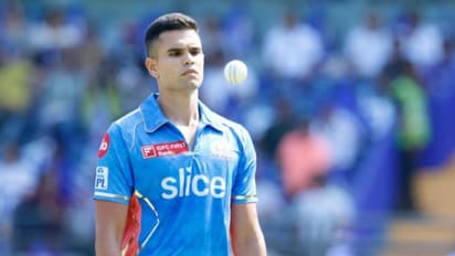 അരങ്ങേറി അര്ജുന് ടെന്ഡുല്ക്കര്; വിക്കറ്റുകള് വീണ് കൊല്ക്കത്ത, മുംബൈയില് ആവേശപ്പോര്