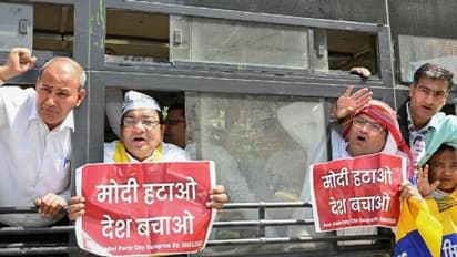 കെജ്രിവാളിനെ ചോദ്യം ചെയ്യുന്നതിൽ പ്രതിഷേധം: നേതാക്കളെയടക്കം കസ്റ്റഡിയിലെടുത്ത് നീക്കി പൊലീസ്