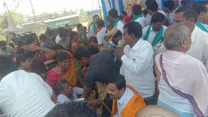 గంగులకు  తప్పిన  ప్రమాదం: చెర్లబూట్కూర్‌లో కుప్పకూలిన వేదిక, మంత్రికి గాయాలు (వీడియో)