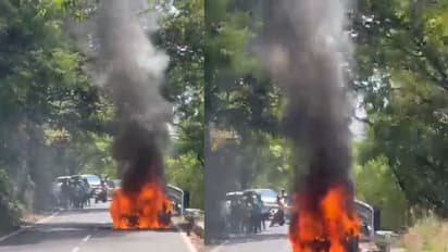 திடீரென நடுவழியில் பற்றி எரிந்த கார்… ஏற்காட்டுக்கு சுற்றுலா செல்லும் போது நேர்ந்த விபரீதம்!!