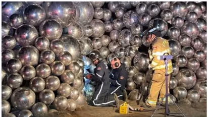 കലാസൃഷ്ടിക്കുള്ളില്‍പ്പെട്ട് പോയ യുവാവിനെ അഗ്നിശമന സേന രക്ഷപ്പെടുത്തി; നാല് ലക്ഷം പിഴ, വൈറല്‍ വീഡിയോ! 