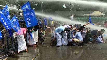 കെ എസ് യു മാർച്ചിൽ സംഘർഷം, പൊലീസിന് നേരെ കല്ലേറ്, ജല പീരങ്കി പ്രയോഗിച്ചു
