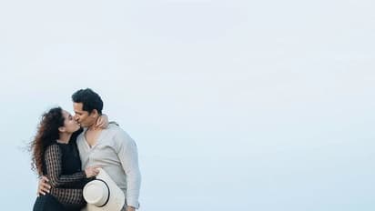 நிறைமாத நிலவே வா வா... நடைபோடு மெதுவா மெதுவா! கர்ப்பமாக இருக்கும் மனைவியுடன் போட்டோஷூட் நடத்திய துணிவு வில்லன்