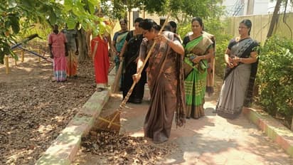 பலமுறை புகார் அளித்தும் நடவடிக்கை இல்லை; களத்தில் இறங்கி தூய்மை படுத்திய பெண் கவுன்சிலர்
