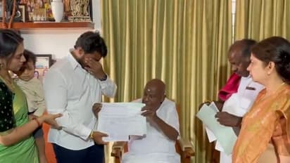 ದೇವೆಗೌಡರಿಂದ ಬಿ ಫಾರಂ ಪಡೆಯುವ ವೇಳೆ ಕಣ್ಣೀರಿಟ್ಟ ನಿಖಿಲ್ ಕುಮಾರಸ್ವಾಮಿ