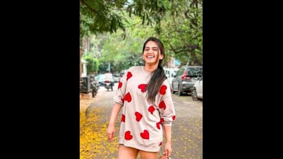 ಪ್ಯಾಂಟ್ ಧರಿಸದೆ ರಸ್ತೆಯಲ್ಲಿ ಓಡಾಡುತ್ತಿರುವ ಆಂಕರ್;ಈ ಕಣ್ಣಲ್ಲಿ ಇನ್ನೇನು ನೋಡ್ಬೇಕೋ ಎಂದ ನೆಟ್ಟಿಗರು