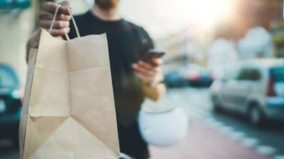 റസ്റ്റോറന്റിലും, ബാറിലും സർവ്വീസ് ചാർജ്ജ് നിർബന്ധമാണോ? വ്യക്തത വരുത്തി കേന്ദ്രം