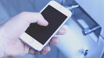 ബാത്ത്‍റൂമില്‍ പോകുമ്പോള്‍ മൊബൈല്‍ ഫോണ്‍ കൊണ്ടുപോകേണ്ട; കാരണം അറിയാം...