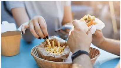 മോശം കൊളസ്ട്രോളിന് കാരണമാകുന്ന നാല് അനാരോഗ്യകരമായ ഭക്ഷണശീലങ്ങൾ