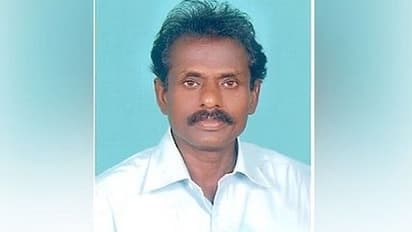 உன்னோட சைஸ் என்ன? டபுள் மீனிங் பேச்சு.. மாணவிகளிடம் ஆபாசமாக பேசிய பாலியல் சீண்டலில் ஈடுபட்ட பேராசிரியர்.!