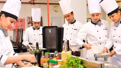 ஹோட்டல் மேனேஜ்மென்ட் படிப்பில் இலவசமாக சேர வேண்டுமா? முழு விபரம் உள்ளே!!