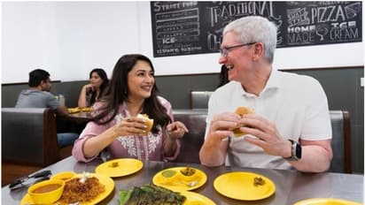 ಭಾರತಕ್ಕೆ ಬಂದಿರುವ ಆಪಲ್ ಸಿಇಒ ಟಿಮ್ ಕುಕ್ಗೆ ವಡಾ ಪಾವ್ ಪಾರ್ಟಿ ಕೊಡಿಸಿದ ಮಾಧುರಿ ದೀಕ್ಷಿತ್; ಫೋಟೋ ವೈರಲ್