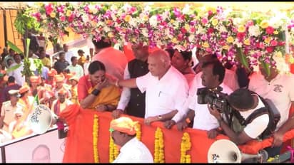 நடிகையின் கன்னத்தைக் கிள்ளிய எடியூரப்பா! சூடுபிடிக்கும் கர்நாடகா தேர்தல் களம்!