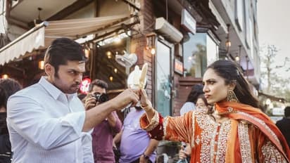 குல்பியை வைத்து நடிகையோடு கத்தி சண்டை போடும் கார்த்தி! 'பொன்னியின் செல்வன்' நடிகர்களின் ஃபன்  டைம் கிளிஸ்க்!