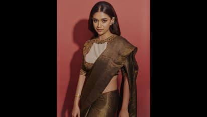 தங்கம்போல் தகதகவென மின்னும் சேலையில்... இடுப்பழகு தெரிய போஸ் கொடுத்த கீர்த்தி சுரேஷ் - வைரலாகும் போட்டோஸ்