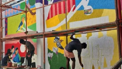 ಮತದಾನ ಹೆಚ್ಚಿಸಲು ತಂತ್ರ: ಚುನಾವಣಾ ಕಚೇರಿಗೆ ವರ್ಣರಂಜಿತ ಮೇಕ್ ಓವರ್ ನೀಡಿದ ಮಂಗಳಮುಖಿಯರು