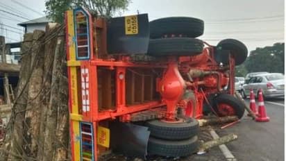 പാഴ്സൽ ലോറിയുടെ നിയന്ത്രണം തെറ്റി, തടിലോറിയുടെ പിന്നിലിടിച്ചു; ഡ്രൈവർക്ക് പരിക്ക്, ഗതാഗതക്കുരുക്ക്