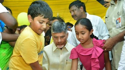 చిన్నారులతో కేక్ కట్ చేసి, స్వయంగా భోజనం వడ్డించి... ప్రజల మధ్యలోనే చంద్రబాబు భర్త్ డే (ఫోటోలు)