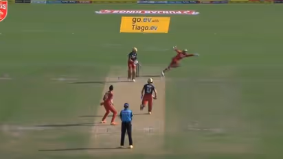 അത്രക്ക് സിംപിള് പറ്റില്ല, ഡൂപ്ലെസിയുടെ അനായാസ ക്യാച്ച് കൈവിട്ട ജിതേഷ് ശര്മ കോലിയെ ഓടിപ്പിടിച്ചു-വീഡിയോ