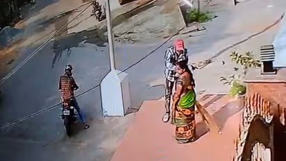 రెప్పపాటులో మహిళ మెడలో బంగారంతో మాయం... అనంతపురం చైన్ స్నాచింగ్ వీడియో వైరల్