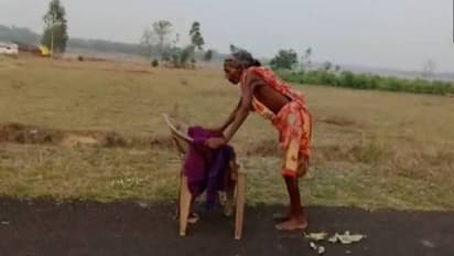 കത്തുന്ന വെയിൽ, ചെരിപ്പ് പോലുമില്ലാതെ, പൊളിഞ്ഞ കസേരയുടെ സഹായത്തോടെ പെൻഷൻ വാങ്ങാൻ പോകുന്ന വൃദ്ധ