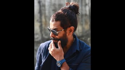 PS2 புரமோஷனுக்காக விக்ரம் கட்டி வந்த காஸ்ட்லி வாட்ச்.... சிம்பிளா தான இருக்கு அதன் மதிப்பு இத்தனை லட்சமா..!