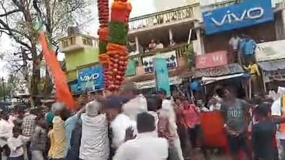 அமித்ஷாவுக்காக தயாரான ஆப்பிள் மாலை… ரத்தான நிகழ்ச்சியால் அப்பிளை பறித்து சென்ற பொதுமக்கள்… வீடியோ வைரல்!!