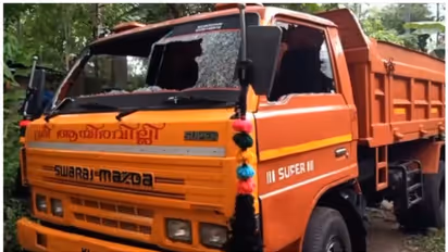 നിർത്തിയിട്ടിരുന്ന ടിപ്പർ ലോറി യുവാവ് തല്ലിത്തകർത്തു; കാരണമറിയില്ലെന്ന് വാഹന ഉടമ