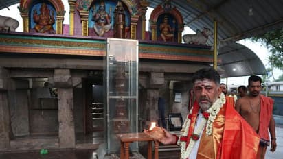 ஒருவழியாக வேட்புமனு ஏற்பு.. காங்கிரஸ் தலைவர் டி.கே.சிவக்குமார் கோயிலில் சிறப்பு பூஜை