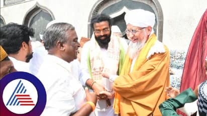 Eid-ul-Fitr 2023: ಮುಸ್ಲಿಂ ಬಾಂಧವರೊಂದಿಗೆ ರಂಜಾನ್ ಪ್ರಾರ್ಥನೆಯಲ್ಲಿ ಭಾಗಿಯಾದ ಸಚಿವ ಶ್ರೀರಾಮುಲು 