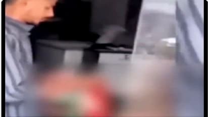 త్రివర్ణ పతాకానికి ఘోర అవమానం.. జాతీయ జెండాతో చికెన్ శుభ్రం.. వీడియో వైరల్, నెటిజన్ల ఫైర్..