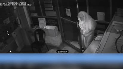 மாவட்ட ஆட்சியரின் பொருட்களை ஏற்றிச்சென்ற லாரியில் மர்மநபர்கள் கைவரிசை; பணம் திருட்டு