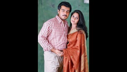 23 வருடமானாலும் குறையாத காதல்! அஜித் கன்னத்தோடு கன்னம் வைத்து கட்டிபிடித்த.. கியூட் போட்டோவை பகிர்ந்த ஷாலினி! 