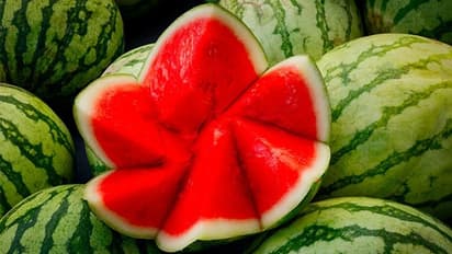 Know how to buy red, juicy, sweet watermelon without slicing it