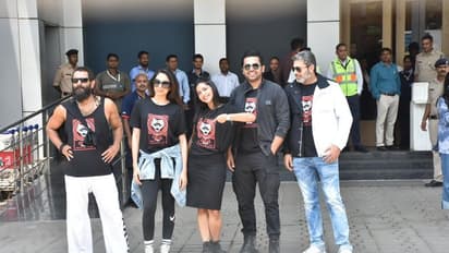 Exclusive : புள்ளிங்கோ லுக்கில் விக்ரம்... மேட்சிங் மேட்சிங் உடையில் வந்து மும்பையை கலக்கிய PS2 படக்குழு