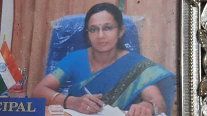 ജോലി കഴിഞ്ഞ് മടങ്ങവെ സ്കൂട്ടറിൽ കാറിടിച്ചു; ആലപ്പുഴയിൽ അധ്യാപികയ്ക്ക് ദാരുണാന്ത്യം