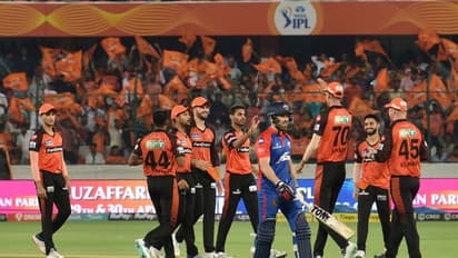 ഫിലിപ് സാള്ട്ടിനെ ഗോള്ഡന് ഡക്കാക്കി; ഐപിഎല് റെക്കോര്ഡിട്ട് ഭുവനേശ്വര് കുമാര്