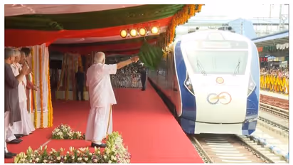 കുതിപ്പ് തുടങ്ങി വന്ദേഭാരത്; പ്രധാനമന്ത്രി ഫ്ലാഗ് ഓഫ് ചെയ്തു