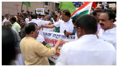 വന്ദേഭാരതിന് സ്റ്റോപ്പില്ല; ചെങ്ങന്നൂരിലും തിരൂരിലും യുഡിഎഫ് പ്രതിഷേധം