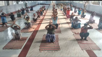 ஒரே மாதத்தில் 2,000 கைதிகளுக்கு யோகா கற்றுக்கொடுத்த ஈஷா..! கைதிகள் மத்தியில் தொடரும் ஆர்வம்