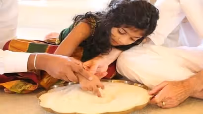 விஜய தசமி அன்று பள்ளியில் சேர்க்கும் பொழுது குழந்தைகளை ஏன் நெல்லில்  எழுத சொல்கிறோம் என்பது தெரியுமா?