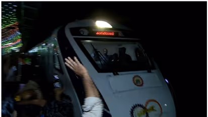 ഉദ്ഘാടന യാത്ര പൂര്ത്തിയാക്കി; വന്ദേഭാരത് എക്സ്പ്രസ് കാസര്കോടെത്തി, കണ്ണൂരിൽ സ്വീകരണമൊരുക്കി സിപിഎം