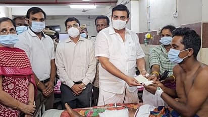 தோட்டத் தொழிலாளியை தாக்கிய சிறுத்தை... ரூ.10,000 நிதியுதவி வழங்கி அமைச்சர் மதிவேந்தன் நேரில் ஆறுதல்!!