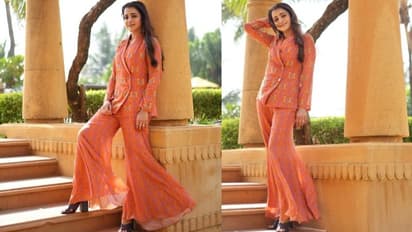 క్యూట్ స్మైల్ తో కుర్ర గుండెల్ని కొల్లగొడుతున్న త్రిష.. రెడ్ డ్రెస్ లో కుందవై అదిరిపోయే పోజులు..