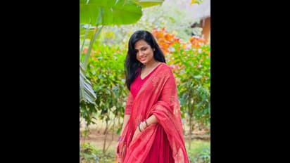 குடும்ப குத்துவிளக்காக மாறிய ரம்யா பாண்டியன்! திடுதிப்புனு சென்ற ஆன்மீக பயணம்.. யாருடன் போயிருக்காங்க பாருங்க!