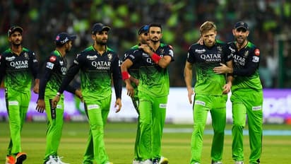 ആര്‍സിബിയുടെ ത്രിമൂര്‍ത്തികളെ കൊല്‍ക്കത്ത ഭയക്കണം; കണക്കുകള്‍ അങ്ങനെയാണ്