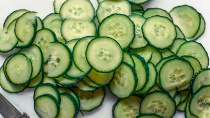 വേനല്‍ക്കാലത്ത് ഡയറ്റില്‍ ഉള്‍പ്പെടുത്താം വെള്ളരിക്ക; അറിയാം ഈ ആരോഗ്യ ഗുണങ്ങള്‍...