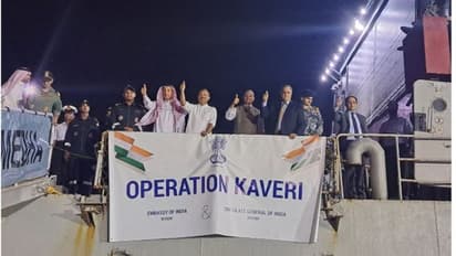 സുഡാനിൽ നിന്ന് ഒഴിപ്പിച്ച ഇന്ത്യാക്കാരുമായി ഐ.എൻ.എസ് സുമേധ ജിദ്ദയിലെത്തി; സംഘത്തില്‍ 16 മലയാളികളും