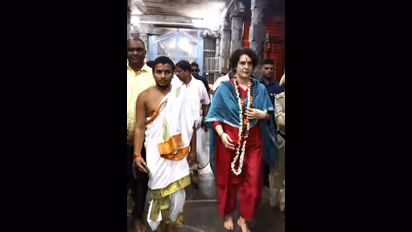 ಶೃಂಗೇರಿ ಆನೆಗೆ ಸೇಬು ತಿನ್ನಿಸಿದ ಪ್ರಿಯಾಂಕ ಗಾಂಧಿ: ಕೆಲವು ವಿಶೇಷ ಫೋಟೋಗಳು ಇಲ್ಲಿವೆ ನೋಡಿ.!