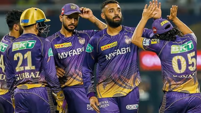 பிறந்து இன்னும் பார்க்காத மகனுக்கு ஆட்டநாயகன் விருதை அர்ப்பணித்த வருண் சக்கரவர்த்திக்கு குவியும் வாழ்த்து!